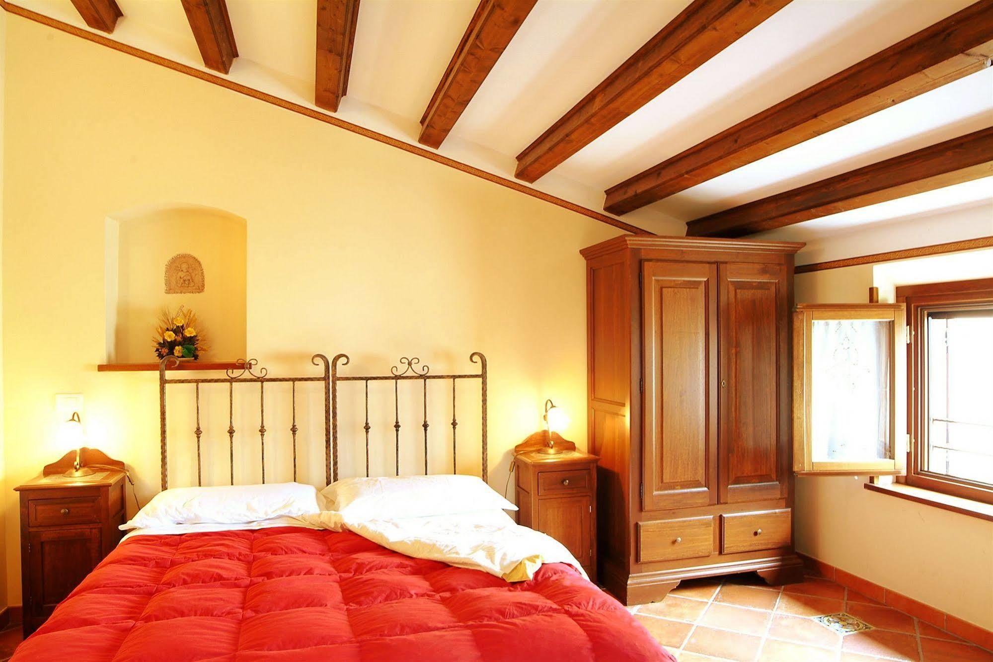 ペトラリーア・ソッターナ Il Castello Bed & Breakfast エクステリア 写真